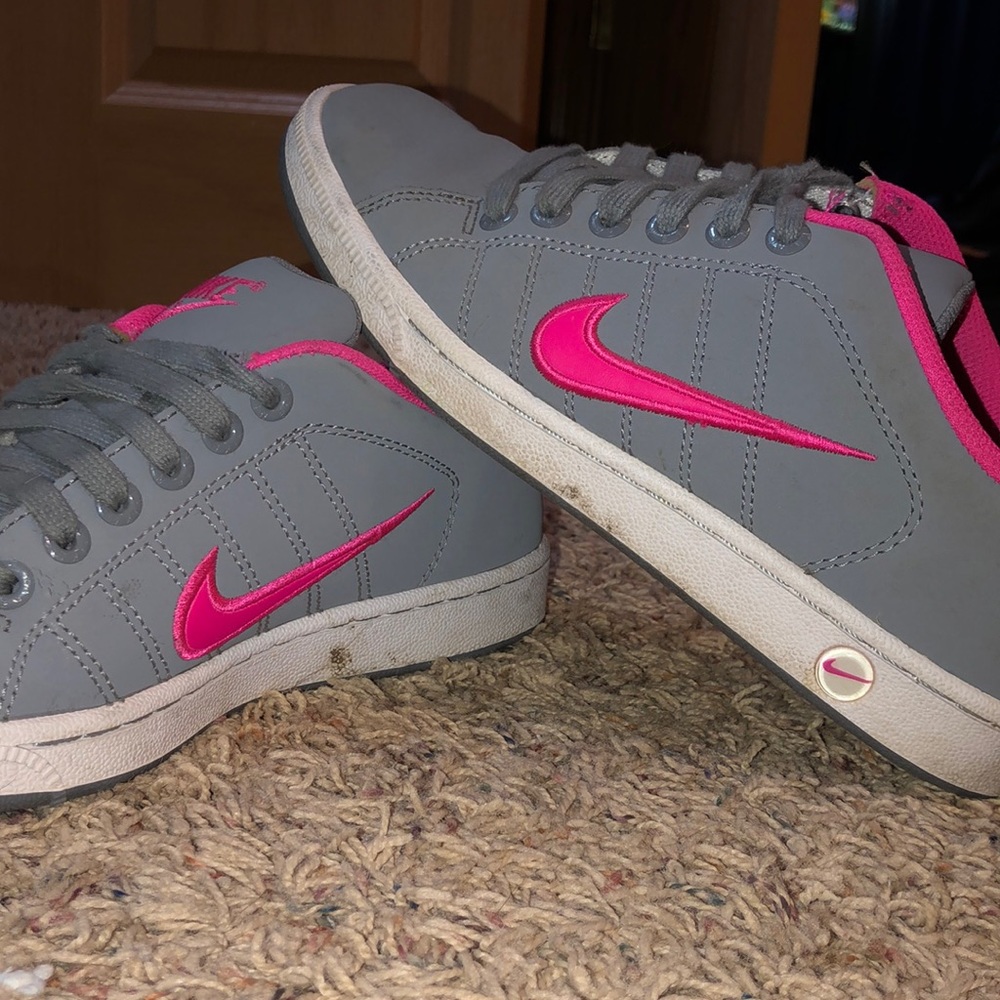 Nike - Picture 3 of 5
